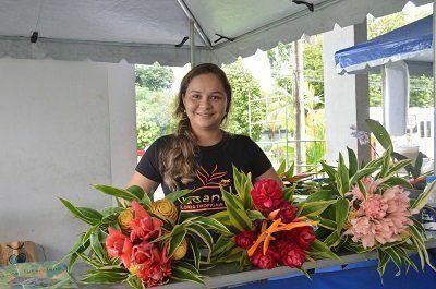 Amanda Normando  vende os arranjos produzidos pela sogra na AgroUFAM